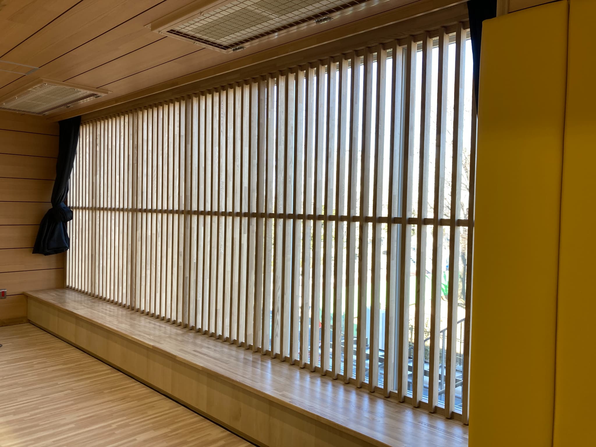 体育館ルーバー